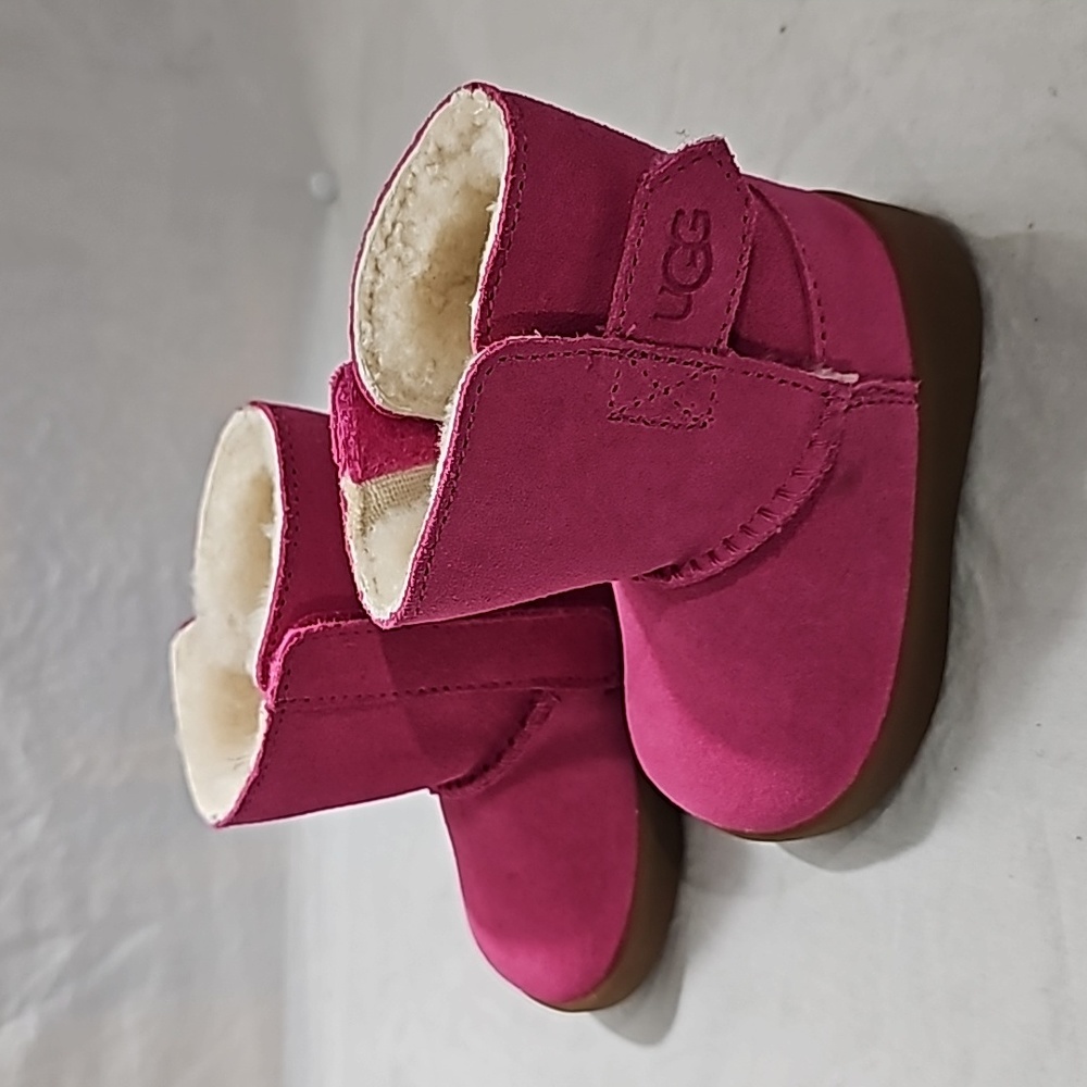 Kids pink Ugg boats size us 02/03